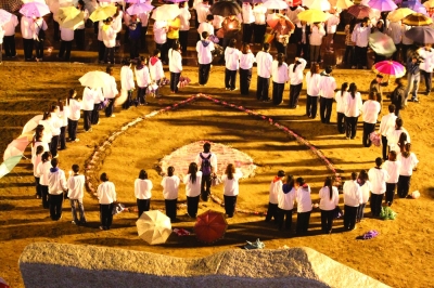 张丽莉的事迹在全社会引起了强烈反响与共鸣。图为张丽莉母校学生在为她祈福。孙博摄 张丽莉的事迹在全社会引起了强烈反响与共鸣。图为张丽莉母校学生在为她祈福。孙博摄
